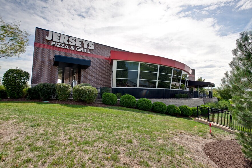 2360 LAKEWOOD Blvd, Hoffman Estates, IL for sale - Building Photo - Image 1 of 1