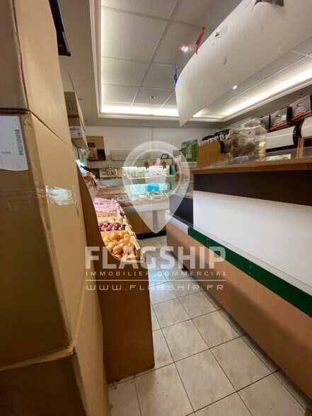 Retail in Issy-Les-Moulineaux for lease - Interior Photo - Image 2 of 4