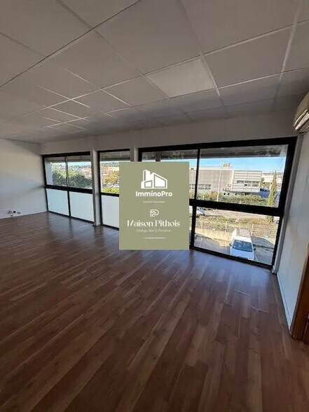 Office in Six-Fours-les-Plages for lease - Interior Photo - Image 1 of 3