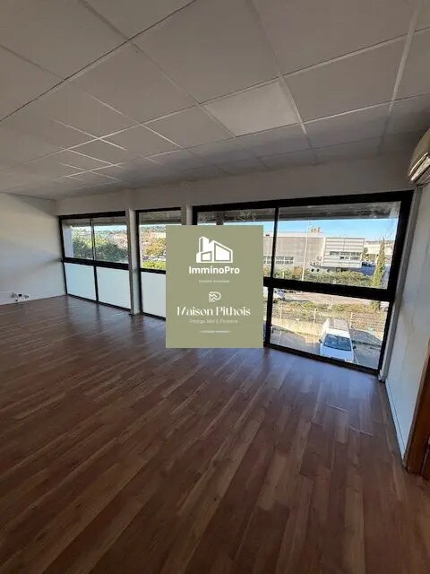 Office in Six-Fours-les-Plages for lease Interior Photo- Image 1 of 4