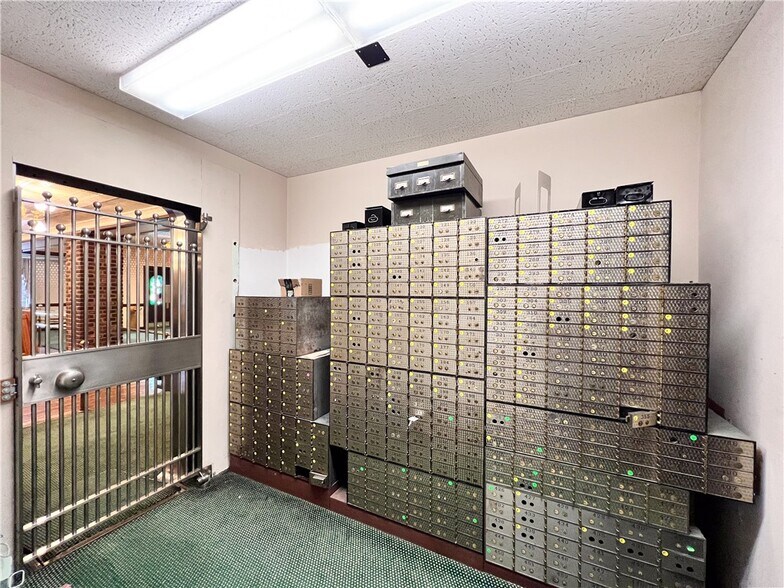 436 E La Salle Ave, Barron, WI for lease - Interior Photo - Image 3 of 41