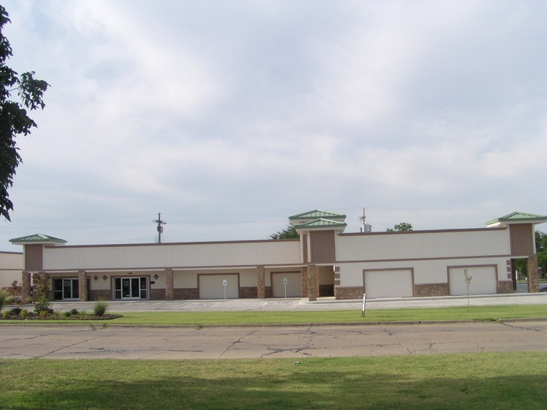 1106-1108 SW B Ave, Lawton, OK for lease - Building Photo - Image 3 of 9