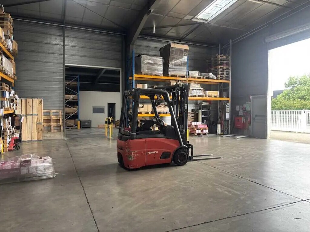 Vente Local d'activités 900 m² - Photo 1