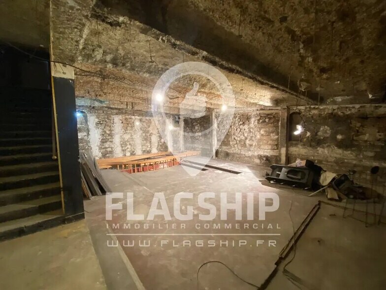 Retail in Paris for lease - Interior Photo - Image 1 of 9