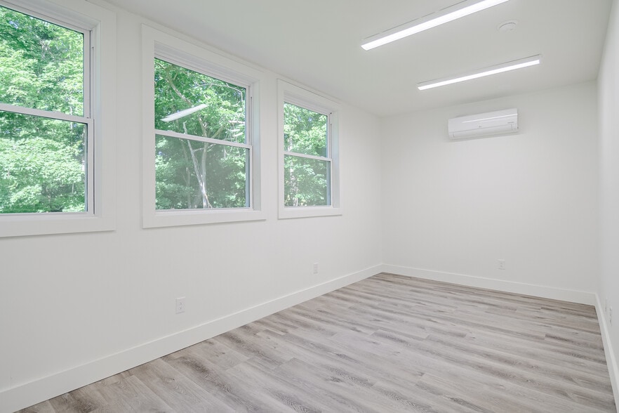 5 Riverside Rd, Sandy Hook, CT for lease - Interior Photo - Image 3 of 8