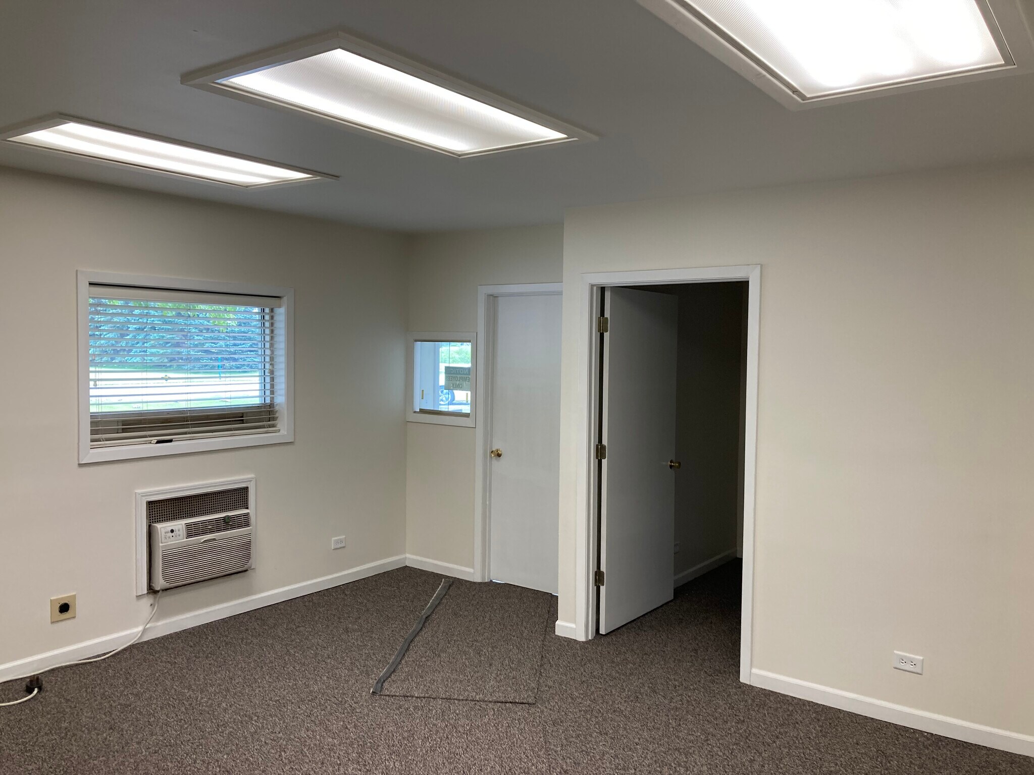 1N046-1N050 Linlar Dr, Lafox, IL for sale Interior Photo- Image 1 of 1