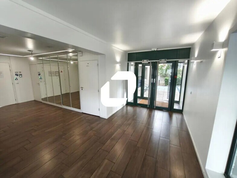 Office in Créteil for lease - Lobby - Image 2 of 6