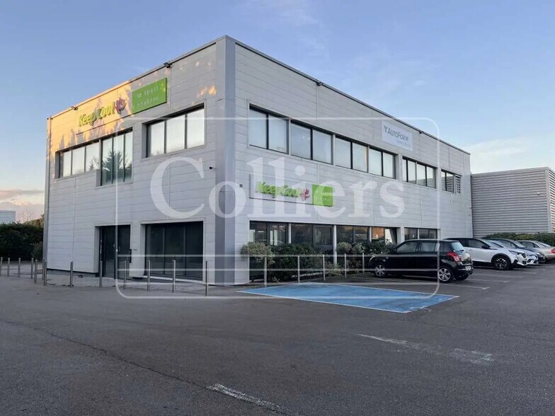 Retail in Éguilles for lease - Building Photo - Image 1 of 7