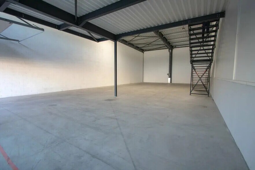 Flex in Gignac-la-Nerthe for lease - Interior Photo - Image 3 of 10
