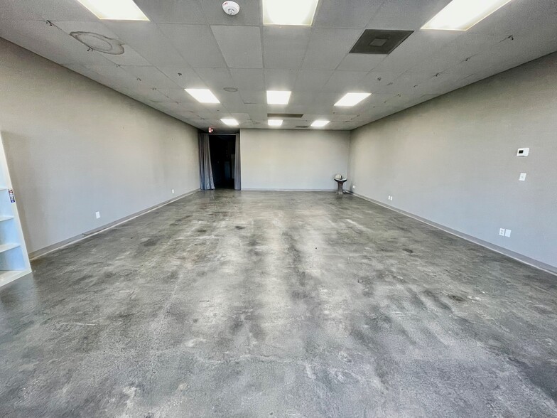 611 Dallas Dr, Roanoke, TX for lease - Interior Photo - Image 2 of 6