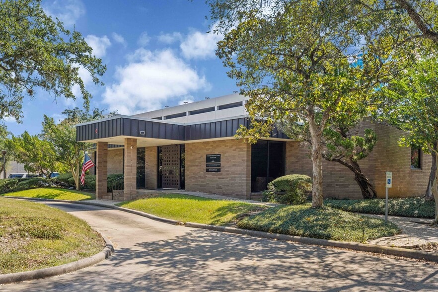 6 Professional Park Dr, Webster, TX for sale - Building Photo - Image 3 of 17