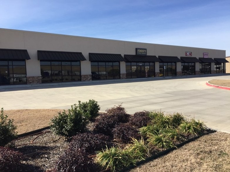 5850 Kroger Dr, Fort Worth, TX for lease - Building Photo - Image 1 of 2