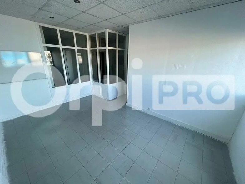 Retail in Ormoy for lease - Interior Photo - Image 1 of 8