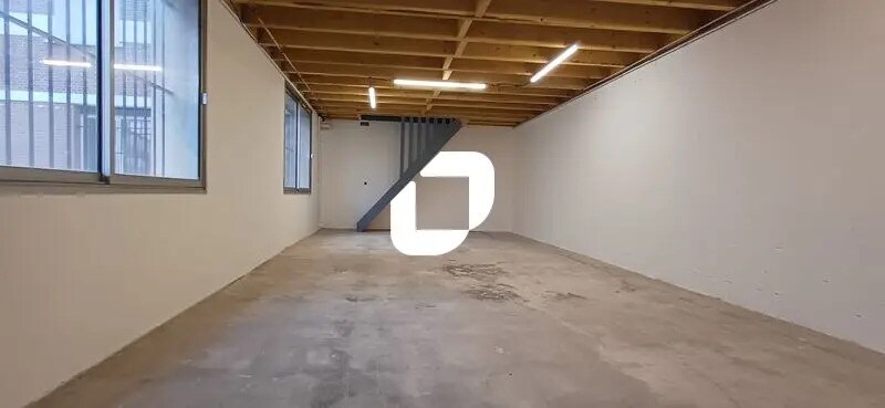 Flex in Aubergenville for lease - Interior Photo - Image 3 of 8