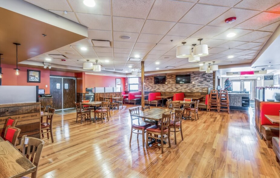 High Traffic Restaurant on Wheelings Restaurant Row, Wheeling, IL for sale - Interior Photo - Image 2 of 9