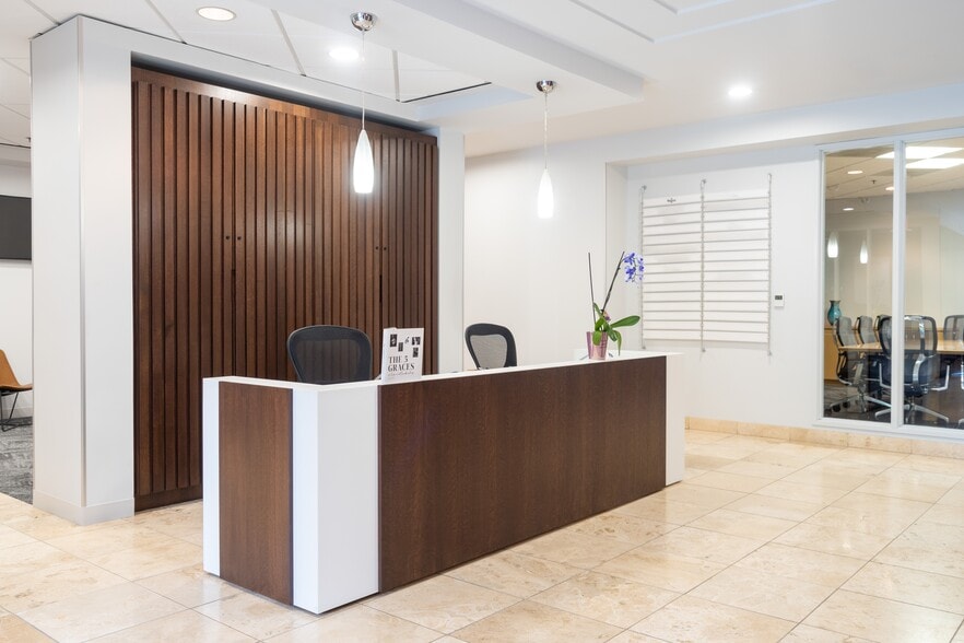 5 Centerpointe Dr, Lake Oswego, OR for lease - Interior Photo - Image 3 of 23