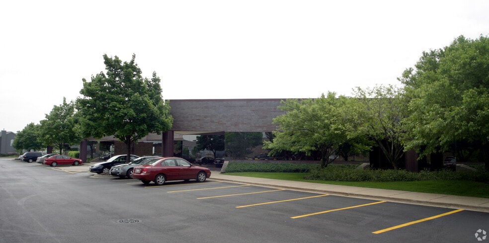 5550 Meadowbrook Ct, Rolling Meadows, IL for lease - Building Photo - Image 1 of 11