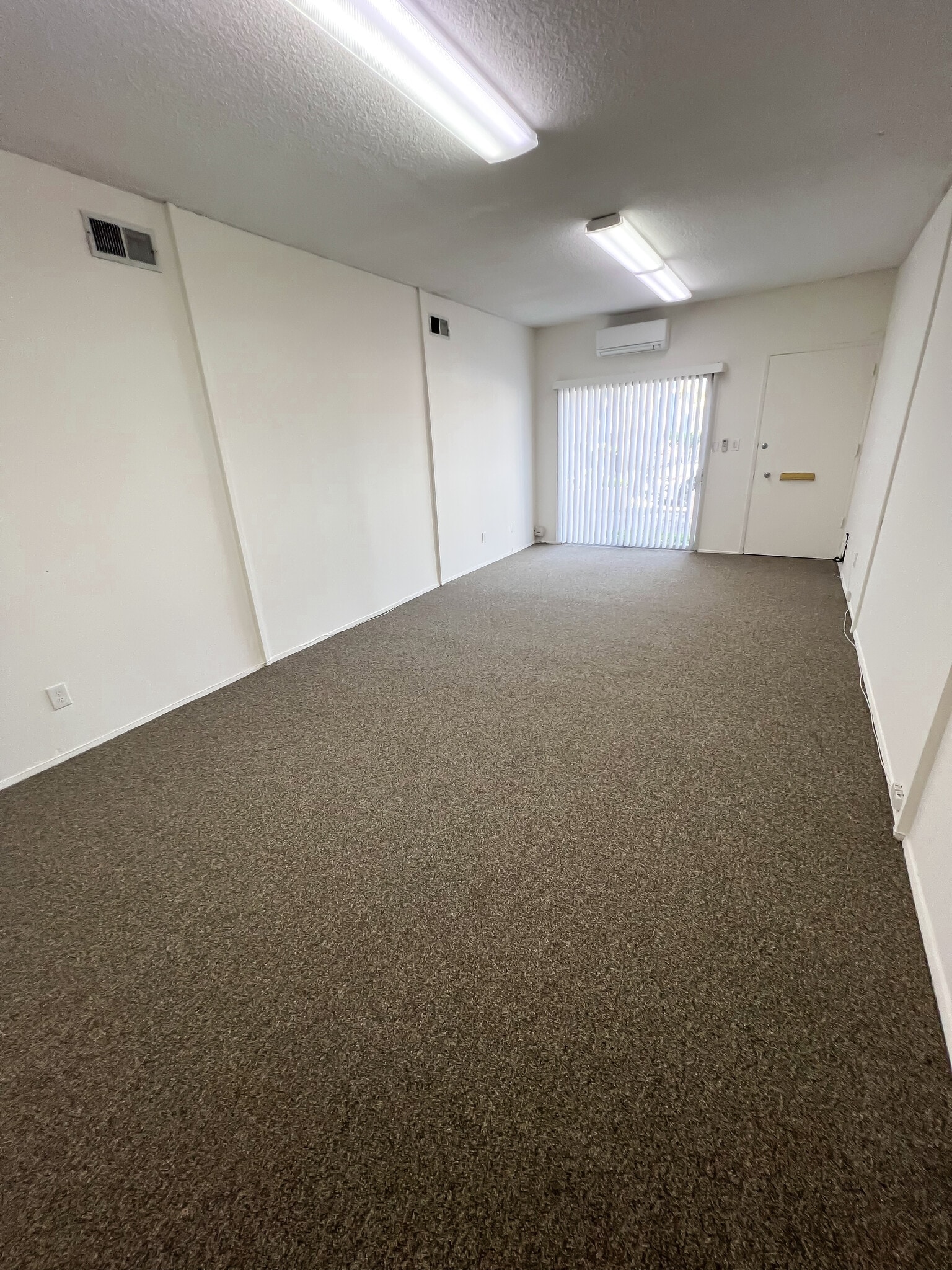 2100 N Sepulveda Blvd, Manhattan Beach, CA for lease Interior Photo- Image 1 of 5