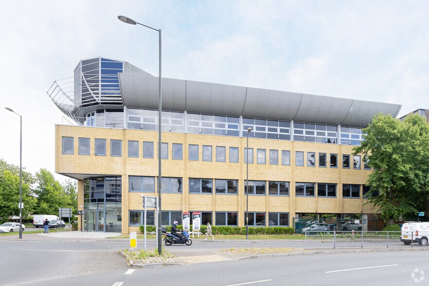 High St, Crawley for lease - Building Photo - Image 3 of 5