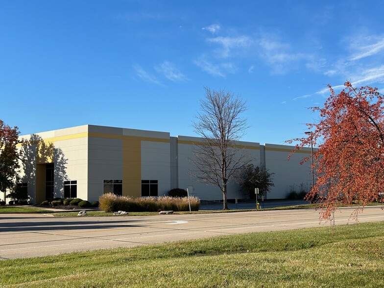 3861-3891 Fountain Lakes Pky E, Saint Charles, MO for lease - Building Photo - Image 2 of 5