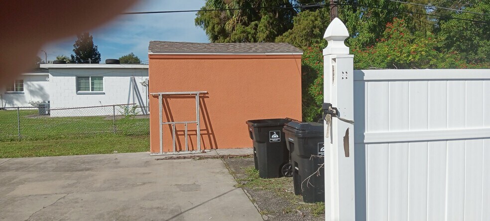 1318 S Semoran Blvd Orlando FL - 1318 S Semoran Blvd Orlando FL Building Photo 2 Large