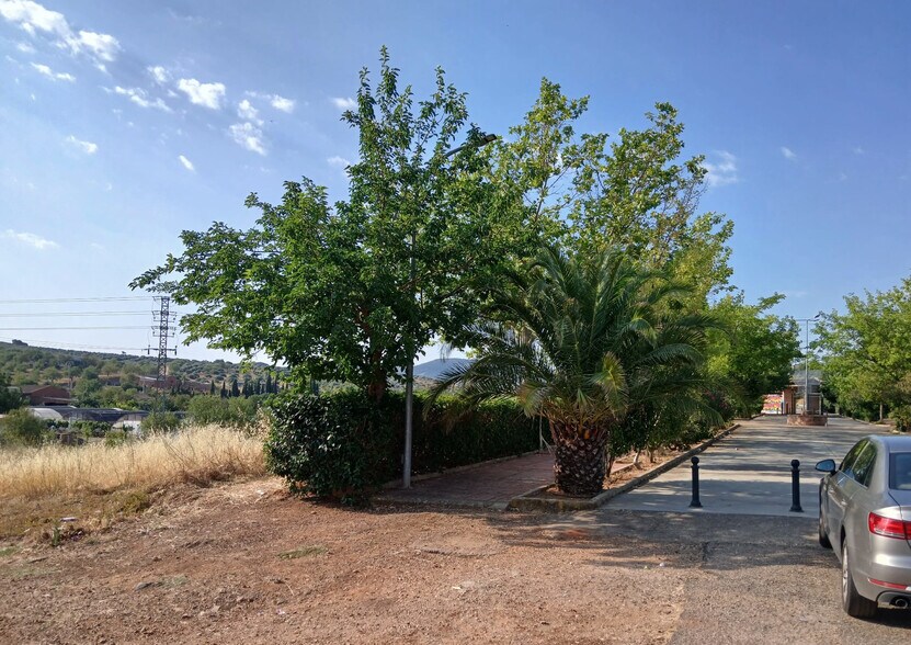 Avenida de Castilla la Mancha, 11, Los Navalmorales, Toledo for sale - Building Photo - Image 3 of 7