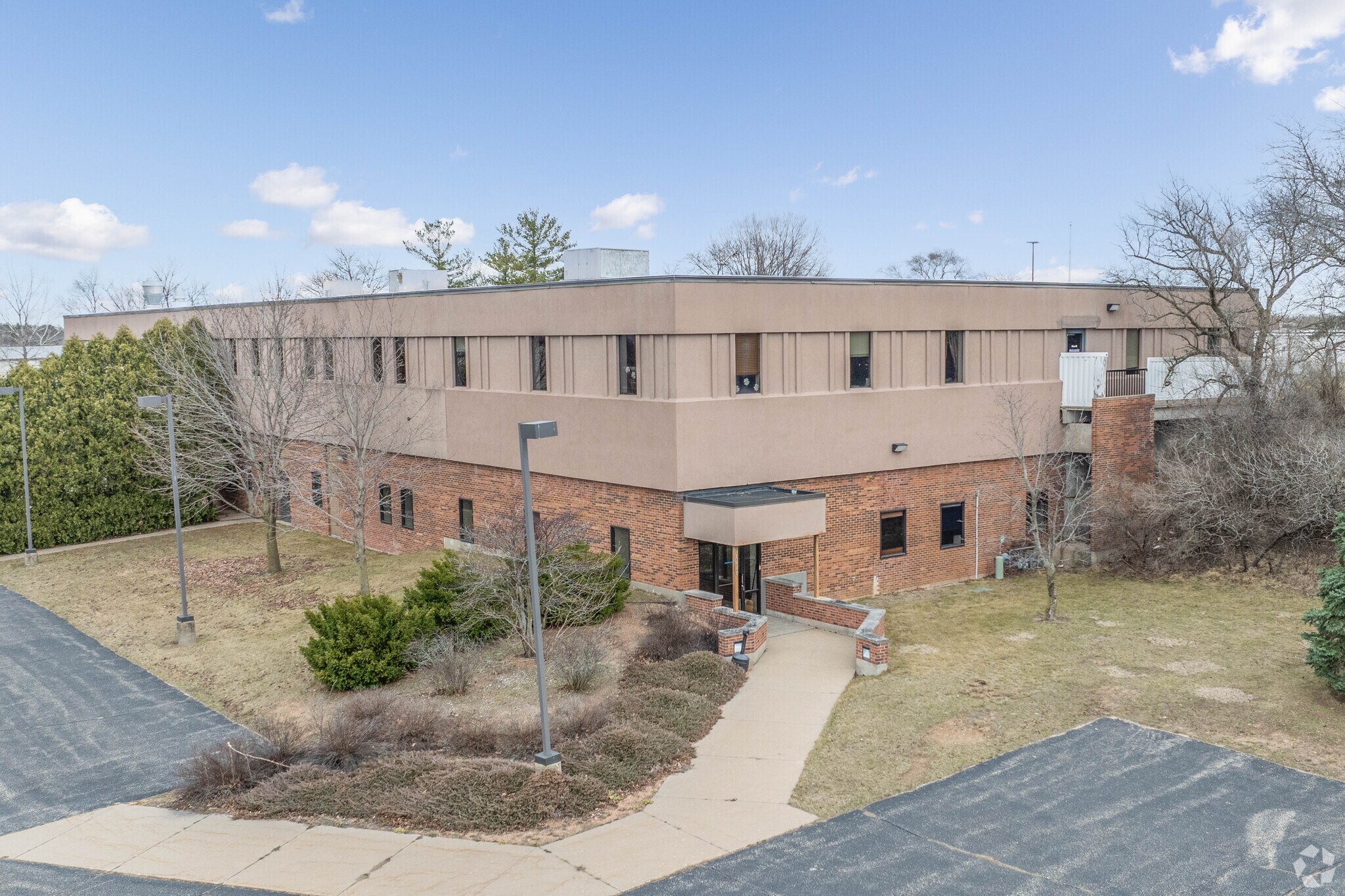 1661 Summit Dr, Fort Atkinson, WI for sale Building Photo- Image 1 of 13