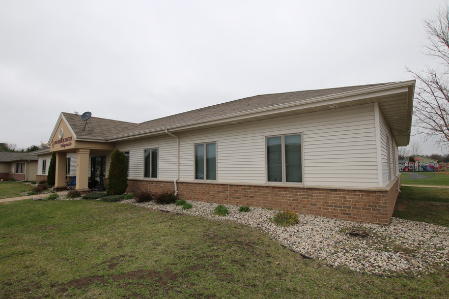 402 Preston Ln, Redgranite, WI for sale - Building Photo - Image 1 of 1