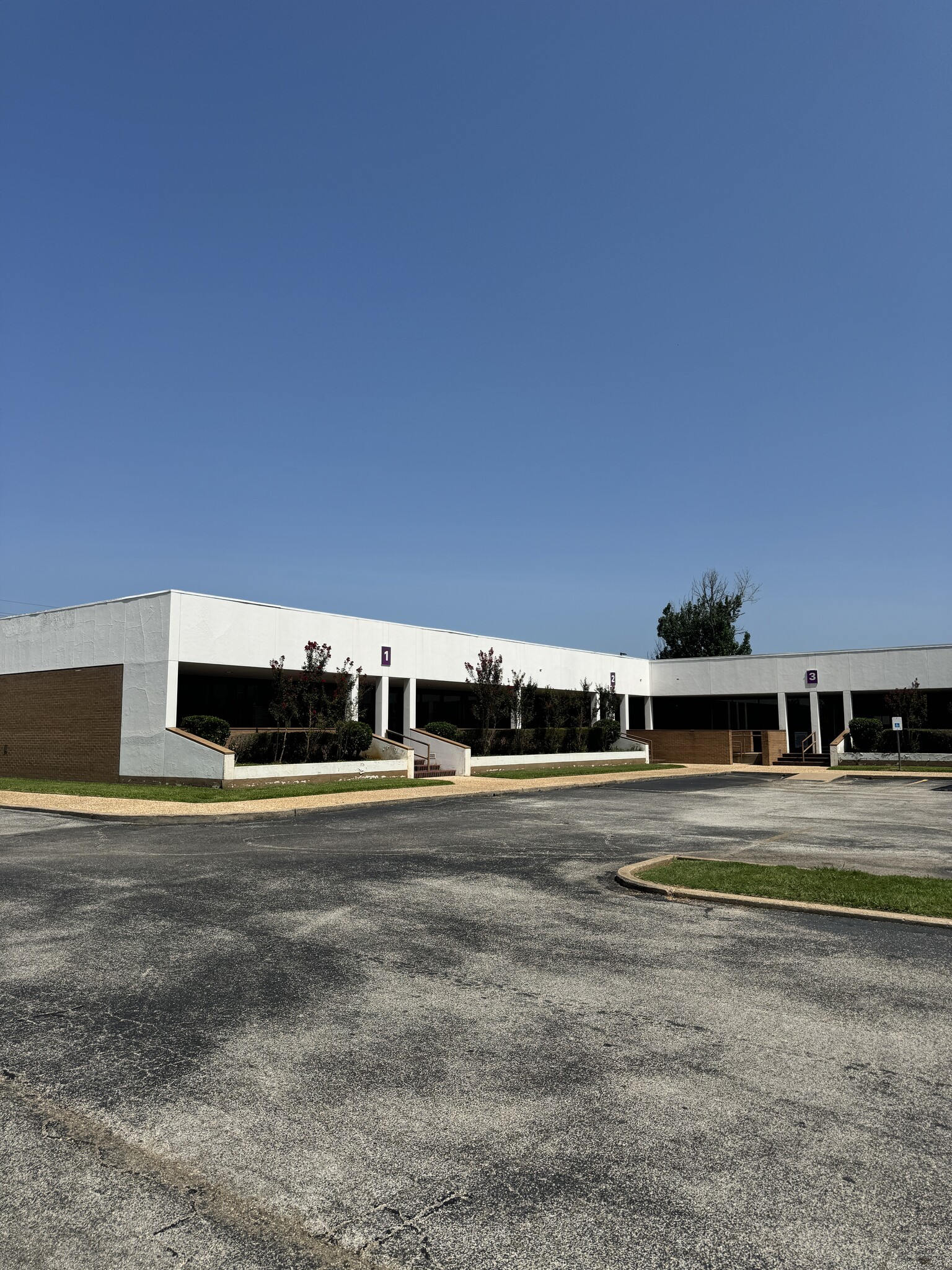 1718 S Henderson Blvd, Kilgore, TX for lease Building Photo- Image 1 of 14