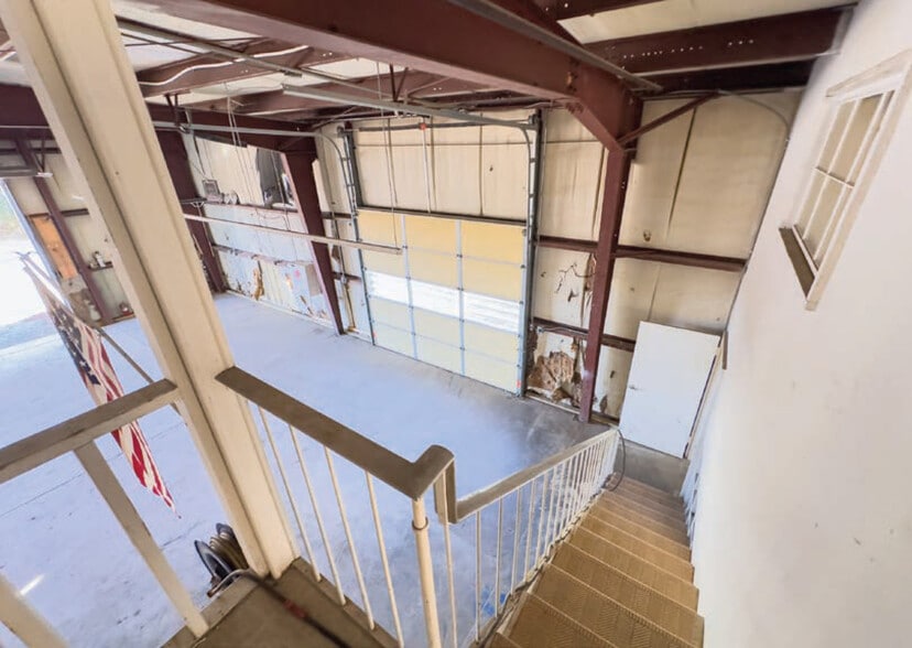 548 W Charles St, Matthews, NC for sale - Interior Photo - Image 2 of 7