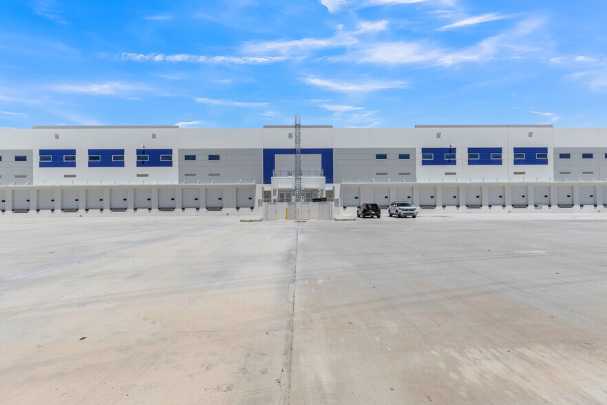 6505 NW 167th St, Hialeah, FL for lease - Building Photo - Image 2 of 43