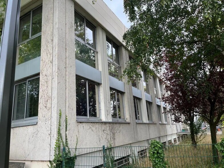 Office in Saint-Germain-en-Laye for lease - Building Photo - Image 3 of 13