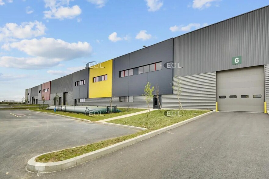 Flex in Louvres for lease - Building Photo - Image 3 of 9