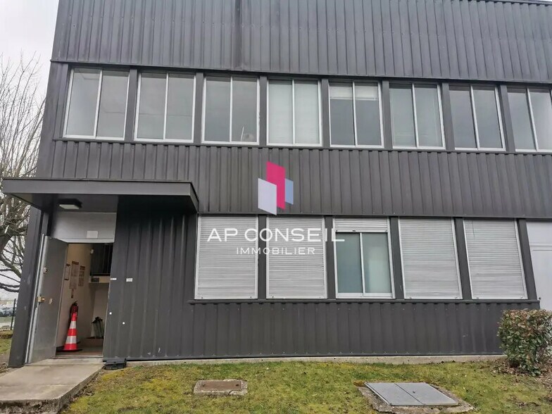 in Coignières for sale - Building Photo - Image 1 of 1