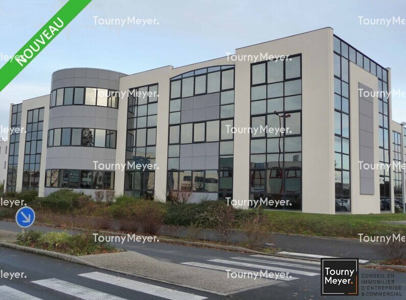 Office in Saint-Grégoire for lease - Building Photo - Image 3 of 7