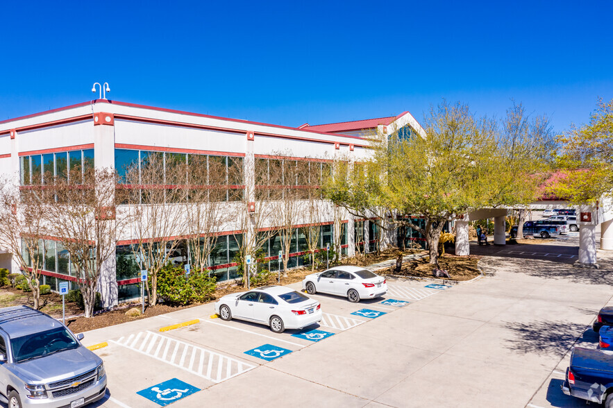 4243 E Southcross Blvd, San Antonio, TX for lease - Building Photo - Image 1 of 4