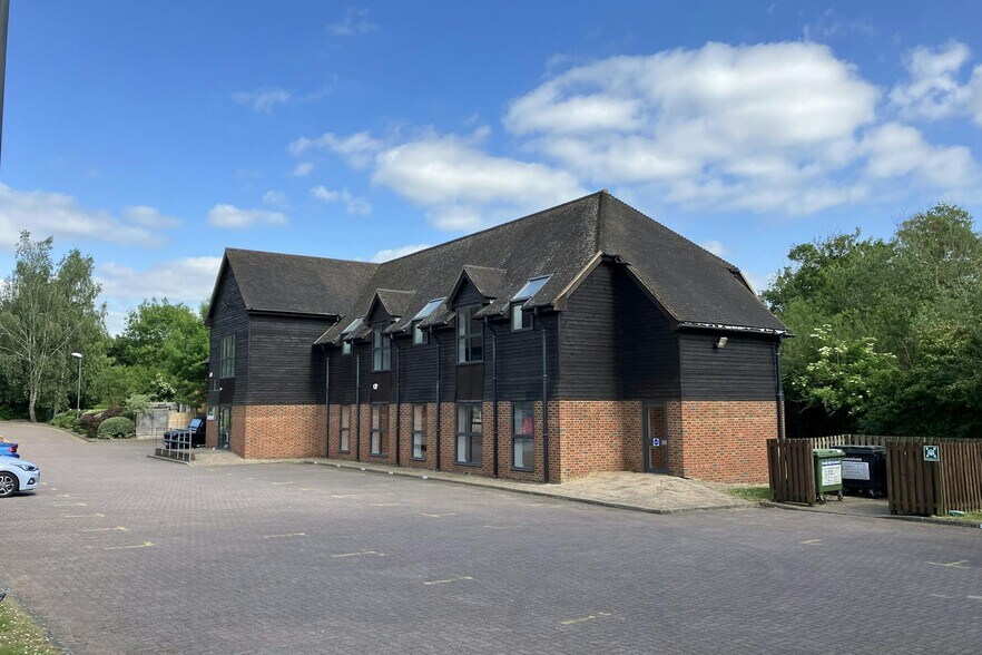 Old Woking Rd, Old Woking for lease - Primary Photo - Image 1 of 1