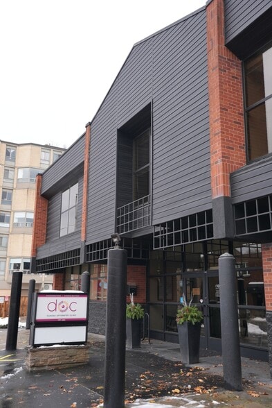 160 King St W, Hamilton, ON for sale - Building Photo - Image 1 of 6