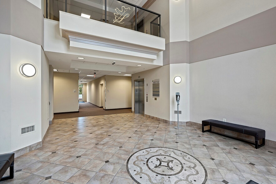 19440 Golf Vista Plz, Lansdowne, VA for lease - Interior Photo - Image 2 of 34