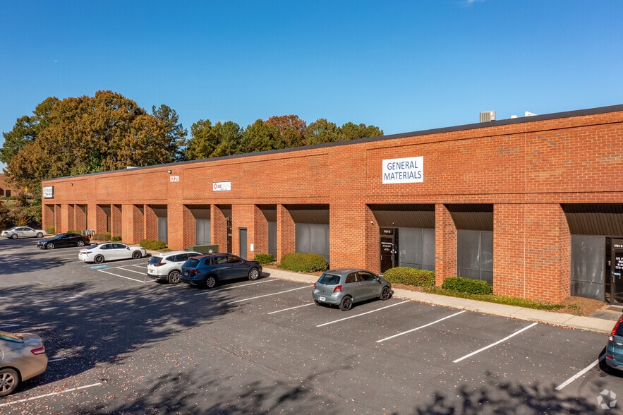 1721 Oakbrook Dr, Norcross, GA for lease - Building Photo - Image 1 of 5
