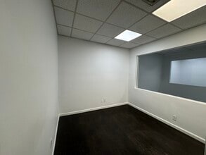 11-25 Middle Neck Rd, Great Neck, NY for lease Interior Photo- Image 1 of 5