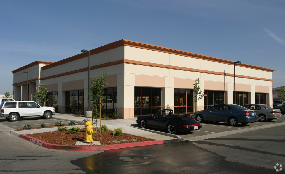 2208 Plaza Dr, Rocklin, CA for lease - Building Photo - Image 2 of 9