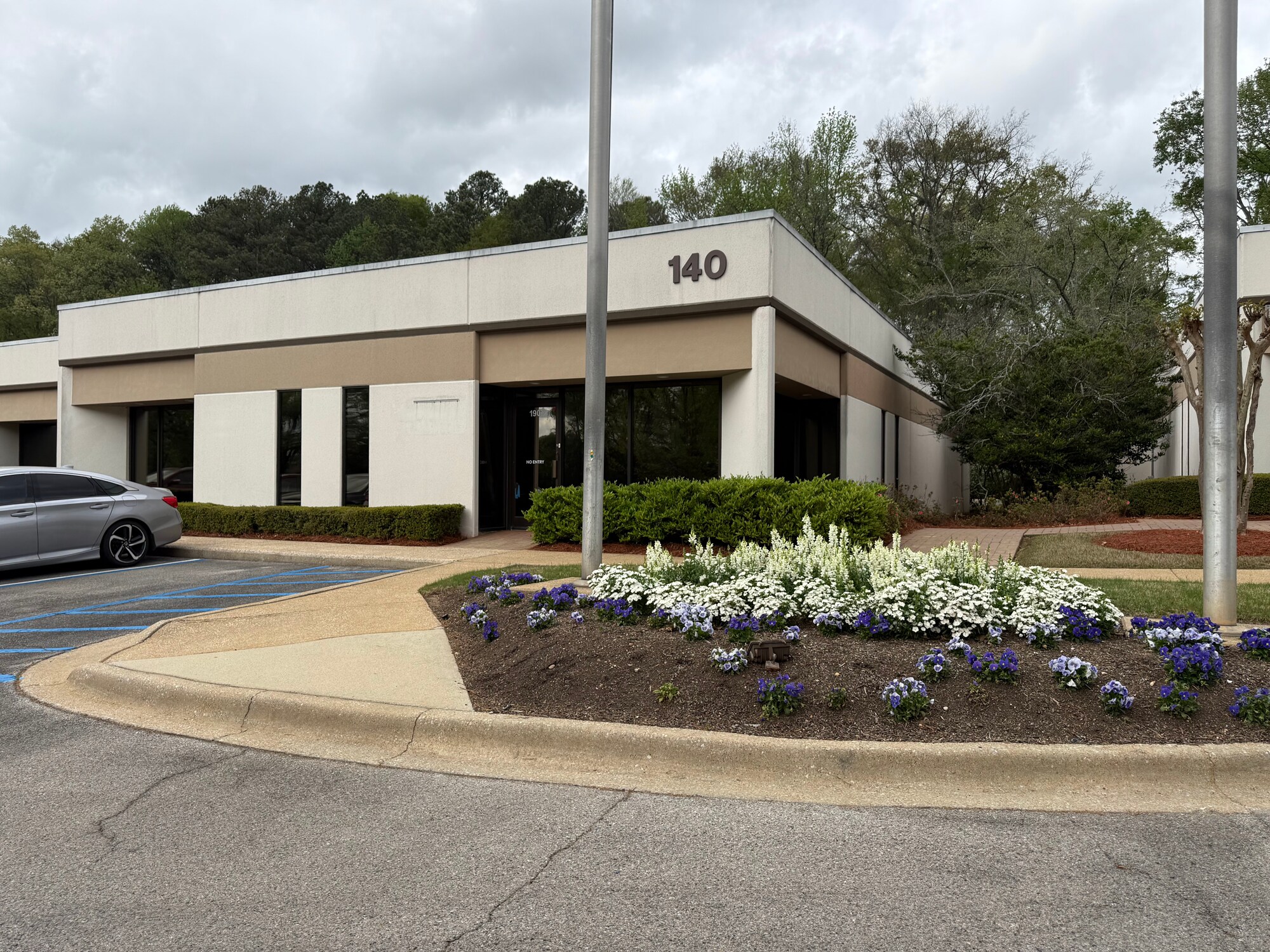 140 Oxmoor Blvd, Birmingham, AL for lease Building Photo- Image 1 of 6