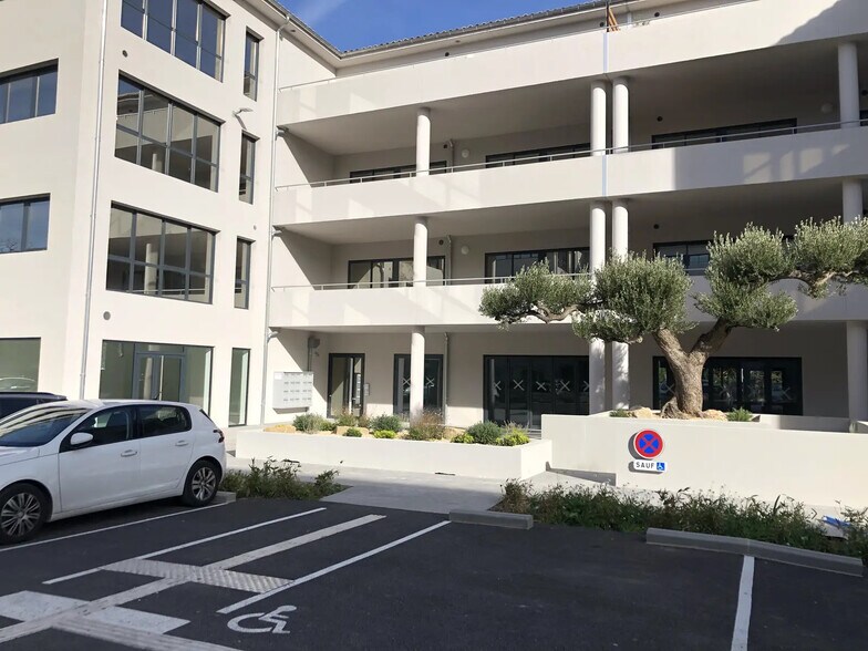 Office in Aubagne for lease - Building Photo - Image 2 of 7