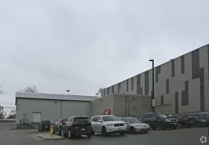 675 Queen St S, Kitchener, ON for lease - Primary Photo - Image 1 of 2
