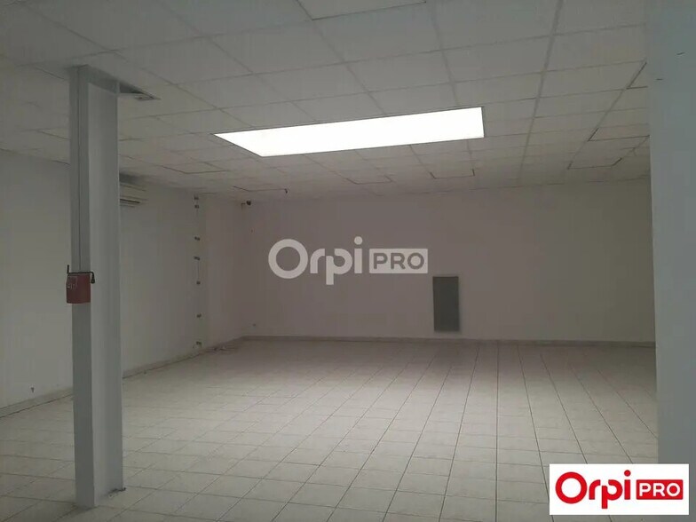 Retail in Valence for lease - Interior Photo - Image 2 of 7