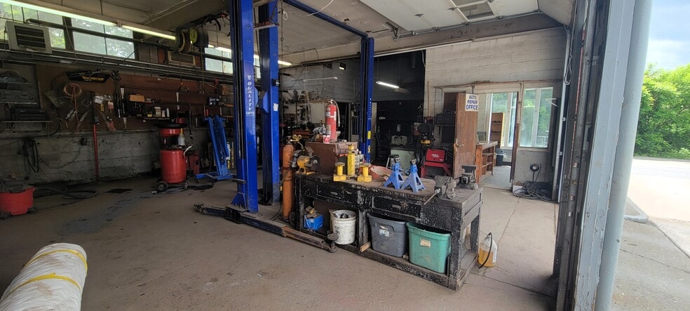 37 Putney Rd, Brattleboro, VT for sale - Interior Photo - Image 3 of 21