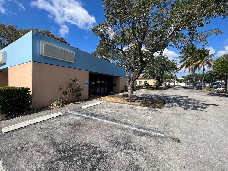 406 Lucerne Ave, Lake Worth Beach, FL for lease - Building Photo - Image 2 of 8