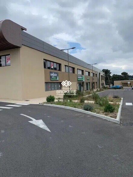 Retail in Villeneuve-lès-Avignon for lease - Building Photo - Image 2 of 30