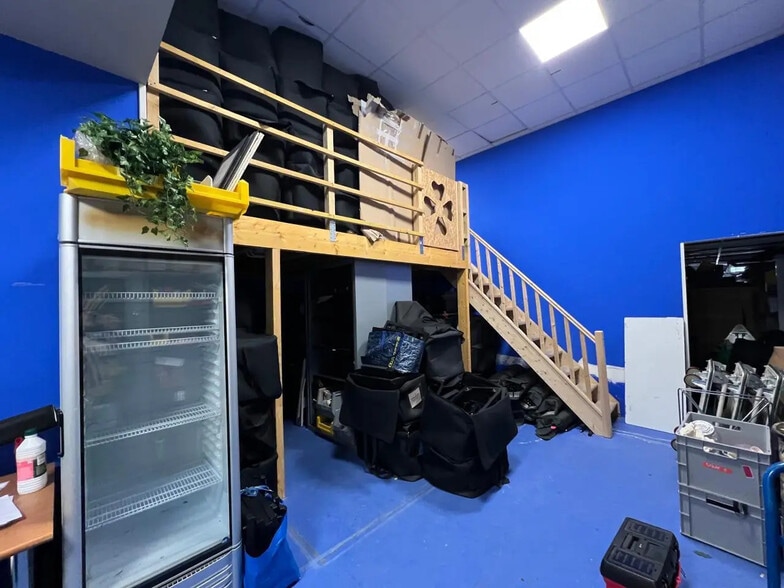 Flex in Montrouge for lease - Building Photo - Image 2 of 11